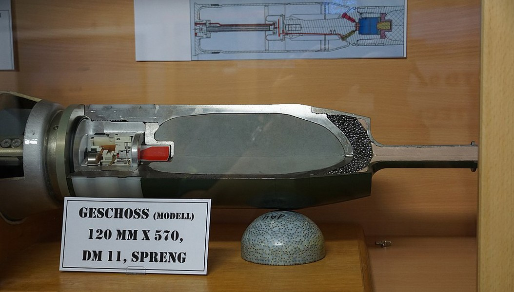 Việc lập trình này có thể được thực hiện tại điểm bắn hoặc khi đang bay và nó được điều khiển bởi hệ thống điều khiển hỏa lực của xe tăng.