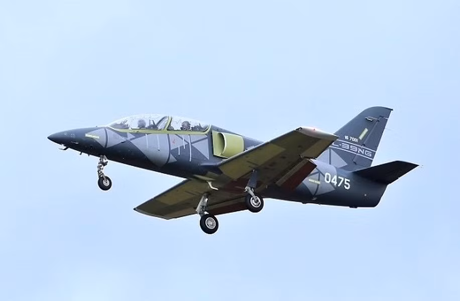 Topwar nhận định: "Việc Không quân Việt Nam đưa máy bay huấn luyện phản lực L-39NG vào sử dụng sẽ cho phép Yak-130 do Nga sản xuất đảm nhận các nhiệm vụ khác”.