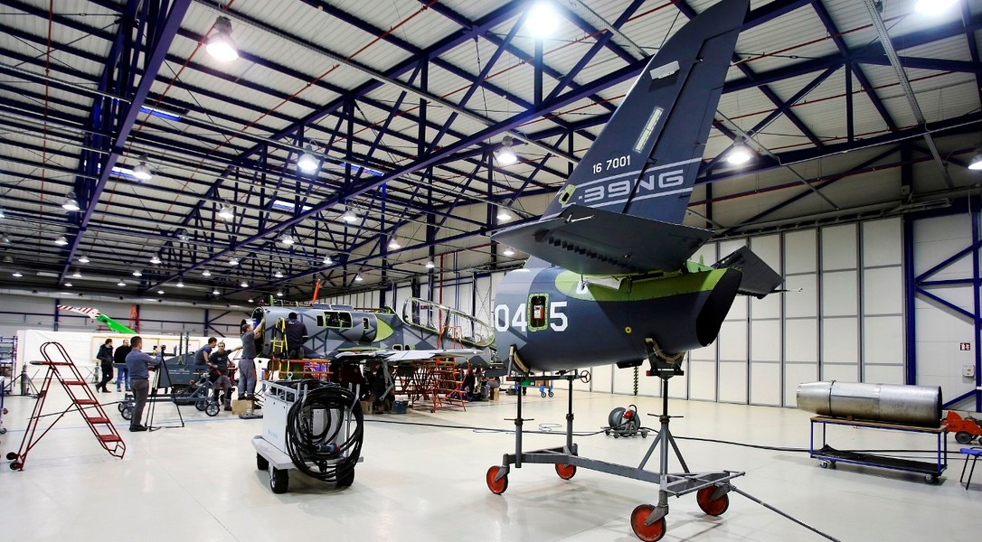 L-39NG nhẹ hơn phiên bản cũ nhờ sử dụng nhiều vật liệu mới, nhưng mạnh mẽ và tin cậy hơn thể hiện ở chất lượng vận hành, dễ điều khiển và khả năng thao diễn tuyệt hảo. L-39NG được trang bị hệ thống điện tử hàng không tiên tiến có thiết kế module kết hợp buồng lái kính cho phép tăng hiệu quả huấn luyện phi công lên nhiều lần.