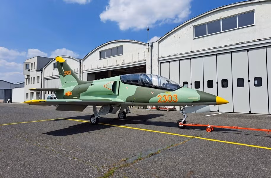 L-39NG có trọng lượng cất cánh tối đa 5,8 tấn, đạt tốc độ tối đa lên tới 775 km/h và tầm hoạt động 2.600 km. Cấu tạo của nó với 5 giá treo gồm 4 dưới cánh và 1 dưới thân, cho phép L-39NG mang được lượng vũ khí đa dạng như súng/pháo, bom, rocket và thùng dầu phụ lên tới 1.200 kg, gấp 5 lần so với chỉ 250 kg của L-39.