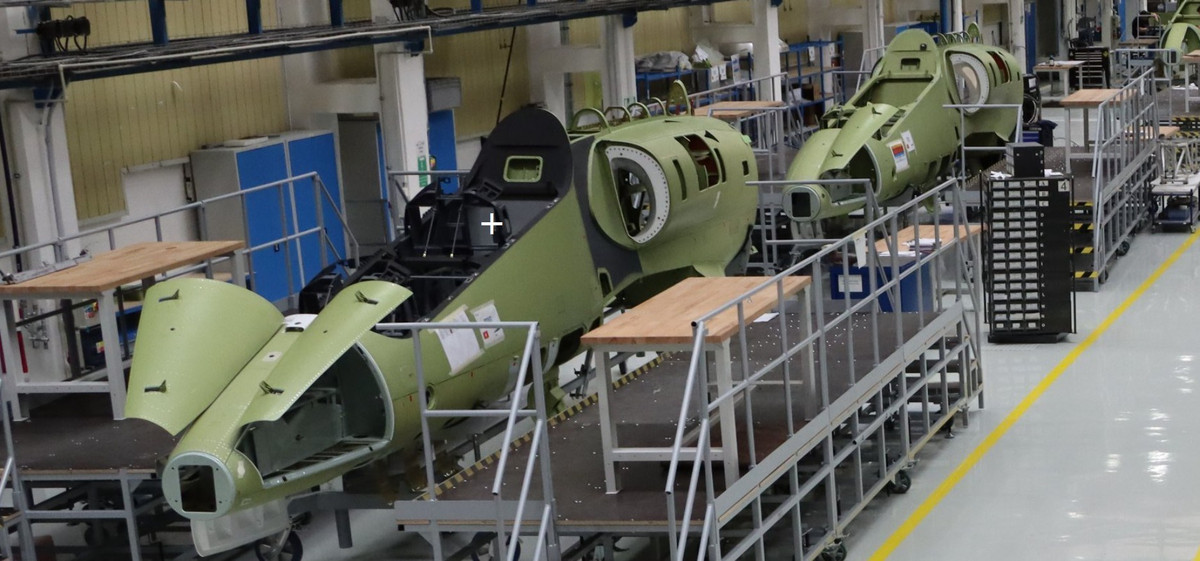 Cả L-39NG và Yak-130 đều là những cỗ máy được sản xuất hàng loạt. Cả hai đều là cận âm. Cả hai được cung cấp cho các lực lượng không quân trong nước và xuất khẩu. Các khách hàng nước ngoài đặt mua L-39NG là Không quân Senegal cũng như đội bay phản lực Breitling có trụ sở tại Dijon (Pháp).