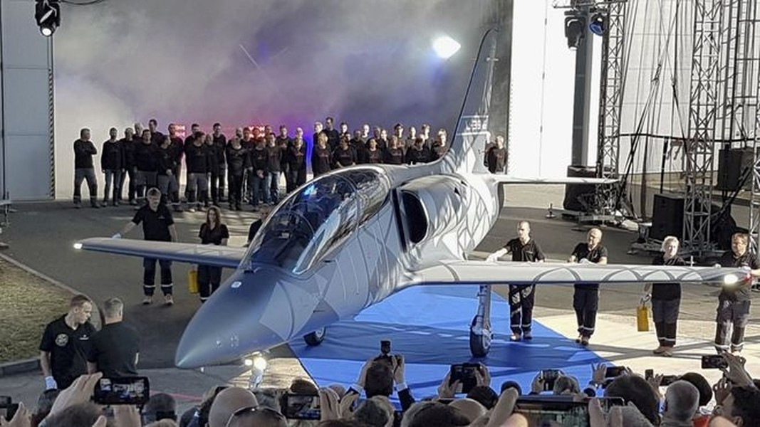 Máy bay L-39NG - phiên bản nâng cấp của L-39 Albatros là máy bay huấn luyện phản lực hai chỗ ngồi, một động cơ.