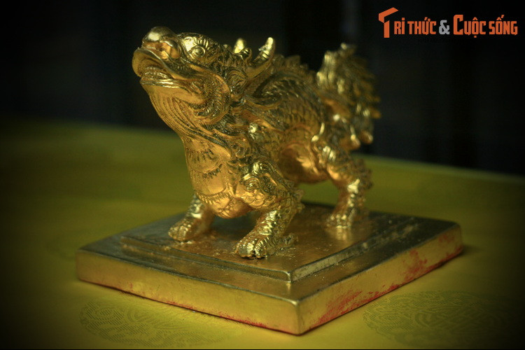 Ấn "Hoàng Tông Tuyên Hoàng đế chi bảo" bằng bạc mạ vàng, đúc vào niên hiệu Khải Định thứ 10 (1925). Sau khi vua Khải Định mất, chiếc ấn này dùng để dâng miếu hiệu, dùng để thờ trong Thế Miếu.