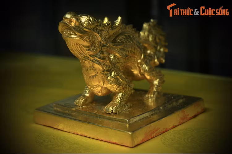 Ấn "Hoàng Tông Tuyên Hoàng đế chi bảo" bằng bạc mạ vàng, đúc vào niên hiệu Khải Định thứ 10 (1925). Sau khi vua Khải Định mất, chiếc ấn này dùng để dâng miếu hiệu, dùng để thờ trong Thế Miếu.