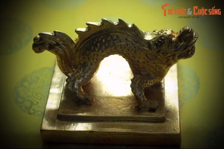 Ấn "Văn lý mật sát" bằng vàng, đúc vào niên hiệu Đồng Khánh nguyên niên (1886). Ấn này được dùng để đóng vào các chỉ dụ, sớ chương đã có tẩy xóa hoặc thêm vào những chỗ giáp nhau của hai tờ văn bản quan trọng.