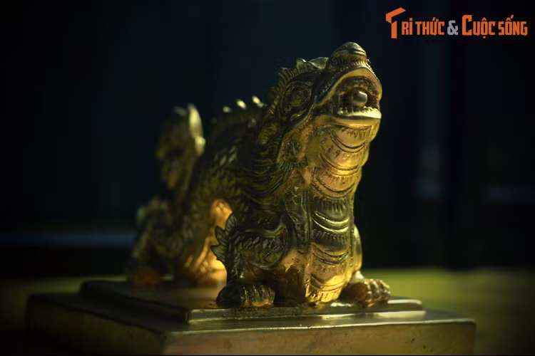 Ấn "Thánh Tổ Nhân hoàng đế chi bảo" bằng vàng đúc vào niên hiệu Thiệu Trị thứ nhất (1841). Thánh Tổ Nhân hoàng đế là miếu hiệu của vua Minh Mạng. Ấn này do vua Thiệu Trị chỉ thị đúc, dùng để thờ trong Thế Miếu.