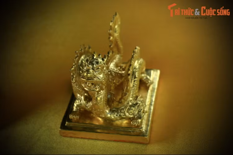 Ấn "Sắc mệnh chi bảo" bằng vàng, nặng 8,3kg, đúc vào niên hiệu Minh Mạng thứ 8 (1827). Sau khi đúc, ấn được đóng vào các văn bản ban cấp cho văn võ, phong tặng cho thần dân (thay thế cho ấn Phong tặng chi bảo được dùng trước đó).