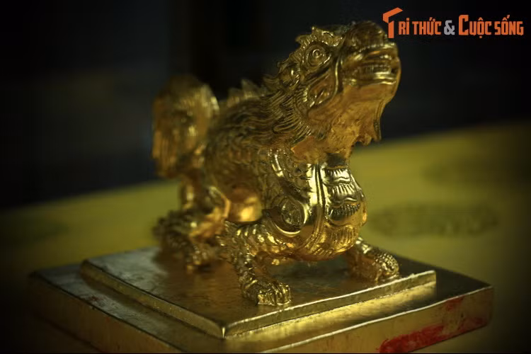 Ấn "Tự Đức thần hàn" bằng vàng đúc vào niên hiệu Tự Đức thứ nhất (1848). Đây là ấn của vua Tự Đức, dùng để đóng trên văn từ của vua viết bằng mực son (châu phê hoặc châu bút).