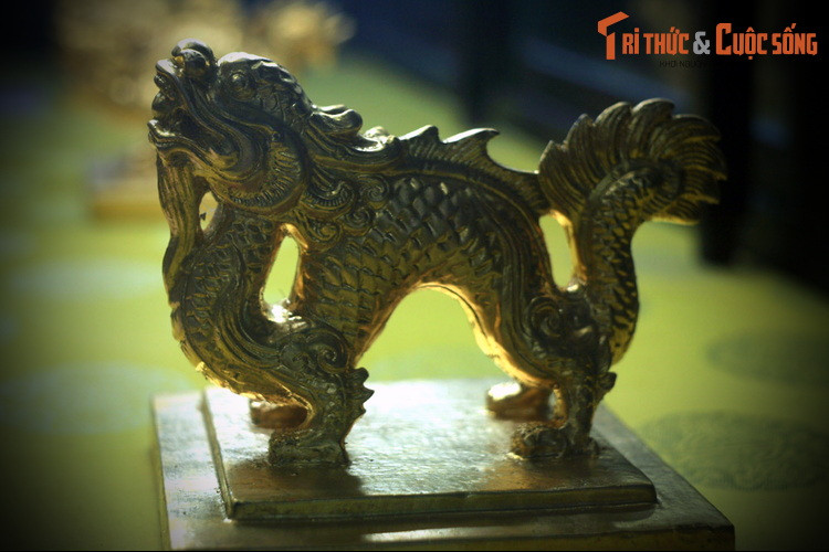 Ấn "Cảnh Tông Thuần hoàng đế chi bảo" bằng vàng, đúc vào niên hiệu Thánh Thái thứ nhất (1889). Cảnh Tông Thuần hoàng đế là miếu hiệu của vua Đồng Khánh. Ấn này do vua Thành Thái chỉ thị đúc, dùng để thờ trong Thế Miếu.