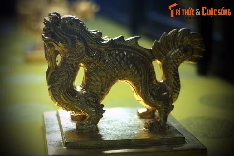 Ấn "Cảnh Tông Thuần hoàng đế chi bảo" bằng vàng, đúc vào niên hiệu Thánh Thái thứ nhất (1889). Cảnh Tông Thuần hoàng đế là miếu hiệu của vua Đồng Khánh. Ấn này do vua Thành Thái chỉ thị đúc, dùng để thờ trong Thế Miếu.