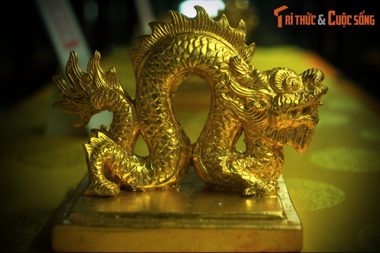 Ấn "Bảo Đại thần hàn" bằng vàng, đúc vào niên hiệu Bảo Đại nguyên niên (1926). Đây là ấn của vua Bảo Đại, dùng để đóng trên văn từ của vua viết bằng mực son (châu phê hoặc châu bút).