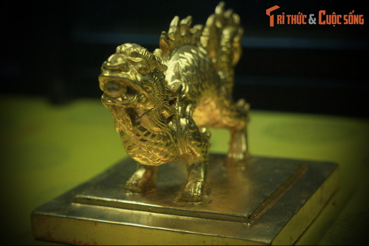 Ấn "Giản Tông Nghị hoàng đế chi bảo" bằng vàng đúc vào niên hiệu Kiến Phúc nguyên niên (1883). Giản Tông Nghị hoàng đế là miếu hiệu của vua Kiến Phúc. Sau khi vua Kiến Phúc mất, vua Hàm Nghi chi thị đúc ấn này để dâng miếu hiệu, dùng để thờ trong Thế Miếu.