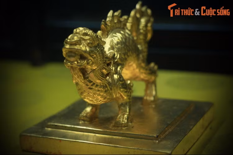 Ấn "Giản Tông Nghị hoàng đế chi bảo" bằng vàng đúc vào niên hiệu Kiến Phúc nguyên niên (1883). Giản Tông Nghị hoàng đế là miếu hiệu của vua Kiến Phúc. Sau khi vua Kiến Phúc mất, vua Hàm Nghi chi thị đúc ấn này để dâng miếu hiệu, dùng để thờ trong Thế Miếu.