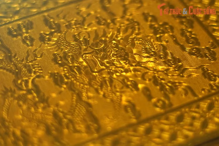 Kim sách có đoạn ghi: "...Lớn thay nước Việt ta, từ xưa trấn giữ phương Nam, tiên vương mở rộng cơ đồ công đức tích lũy, như trời cao vô cùng. Liệt thánh hết sức chăm lo, ơn huệ sâu dày, cho người nhớ mãi...".