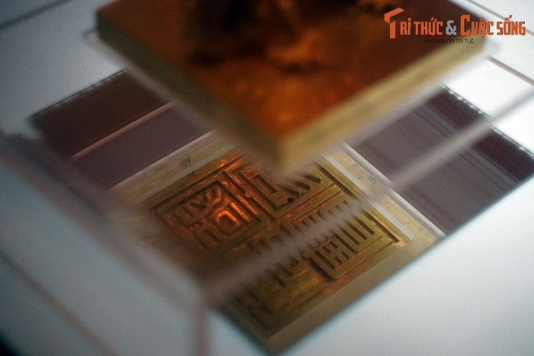 Mặt ấn khắc bốn chữ “Quốc gia tín bảo” khắc theo lối triện thư, nét chữ ngắn, dễ đọc.