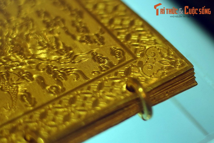 Theo quy định của triều đình, kim sách dành cho vua làm chín tờ bằng vàng mười tuổi, hai tờ trước, sau khắc rồng, mây, bảy tờ giữa sách văn; dài sáu tấc ba phân, ngang ba tấc sáu phân, dày hai li; bốn khuyên tròn bằng vàng.