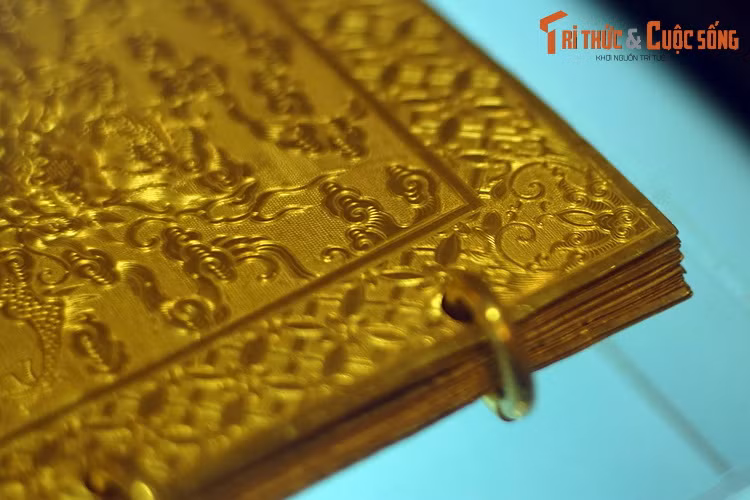 Theo quy định của triều đình, kim sách dành cho vua làm chín tờ bằng vàng mười tuổi, hai tờ trước, sau khắc rồng, mây, bảy tờ giữa sách văn; dài sáu tấc ba phân, ngang ba tấc sáu phân, dày hai li; bốn khuyên tròn bằng vàng.