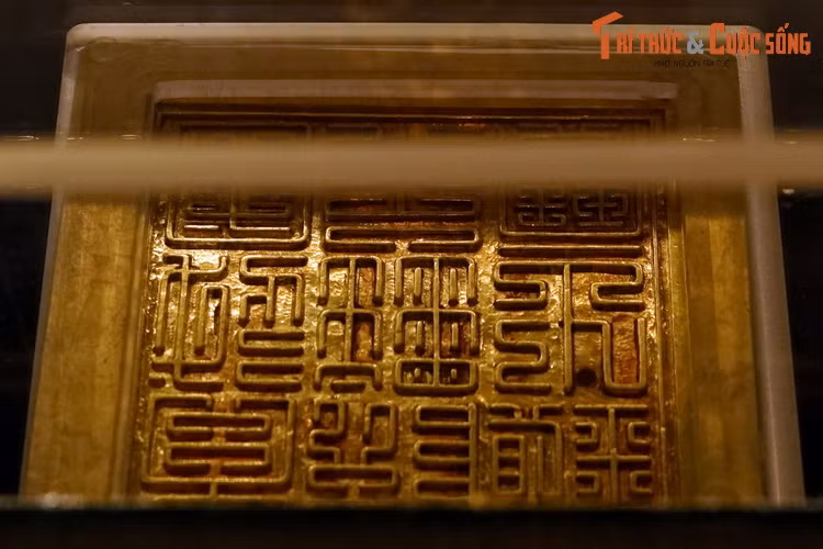 Mặt ấn đúc nổi 9 chữ triện phong cách thế kỷ 17 – 18, nét chữ vuông vức uốn nhiều góc, nội dung là "Đại Việt Quốc Nguyễn Chúa Vĩnh Trấn chi bảo". Dịch nghĩa: Bảo vật của Chúa Nguyễn nước Đại Việt trấn giữ lâu dài.