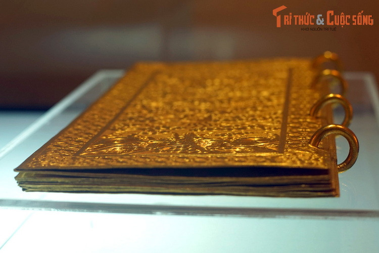 3. Kim sách (sách bằng vàng) là loại hình cổ vật đặc biệt quý giá của nhà Nguyễn. Trong các kim sách hiện tồn, cuốn kim sách niên hiệu Gia Long thứ 5 (1806), ghi lại việc lên ngôi của vua Gia Long được đánh giá là có lời văn hay bậc nhất.