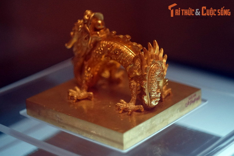 2. Được đúc vào thời vua Gia Long, ấn vàng "Quốc Gia Tín Bảo" được coi là chiếc ấn có uy lực nhất đối với quân đội nhà Nguyễn. Chiếc ấn này được dùng cho các văn kiện triệu tập các tướng lĩnh, phát động binh sĩ, trưng binh nhập ngũ và các văn kiện hành chính quan trọng.