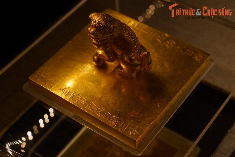 Đến thời vua Gia Long (1802 – 1819), bảo ấn này được chọn làm báu vật truyền ngôi của vương triều Nguyễn. Về tổng thể, ấn có hình vuông, chiều cao cả quai 6,3 cm, cạnh 10,84 cm, dày 1,10 cm, có quai đúc theo hình tượng lân vờn ngọc, đầu quay về trái.