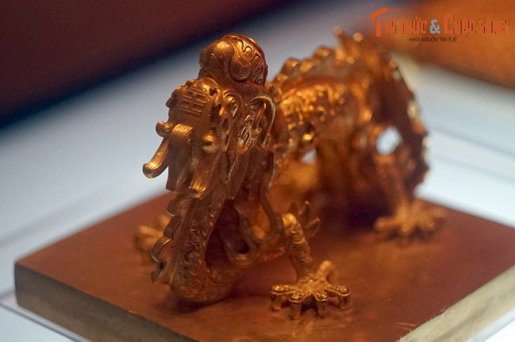 Theo đo đạc, ấn có hình vuông cạnh 11,7 x 11,7 cm, cao 9 cm, dày 1,65 cm. Núm cầm đúc hình rồng năm móng ngậm ngọc. Hình tượng rồng được chế tác rất tỉ mỉ trong từng chi tiết.