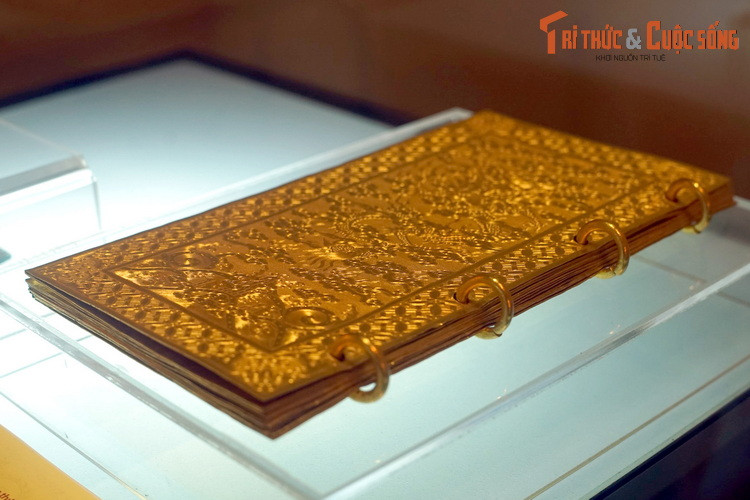 Quay về với thời điểm hơn hai thế kỷ trước, vào tháng 5 năm Bính Dần (1806), vua Gia Long (1762-1820) lên ngôi Hoàng đế ở điện Thái Hòa, Huế. Nhân dịp trọng đại này, bá quan văn võ đã dâng sách vàng ròng ca tụng công lao của ngài.