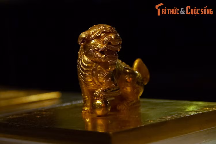 1. Bảo vật quốc gia - ấn vàng “Đại Việt Quốc Nguyễn Chúa vĩnh trấn chi bảo” là chiếc bảo ấn cổ nhất của nhà Nguyễn. Ấn do chúa Nguyễn Phúc Chu cho đúc làm quốc bảo vào năm Vĩnh Thịnh thứ 5 (1709).