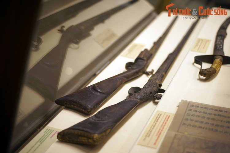 Có thể nói, thông qua hai khẩu súng săn nạm vàng, một khía cạnh ít người biết trong đời sống xa hoa của hai vị vua nổi tiếng thời nhà Nguyễn đã được hé lộ phần nào...