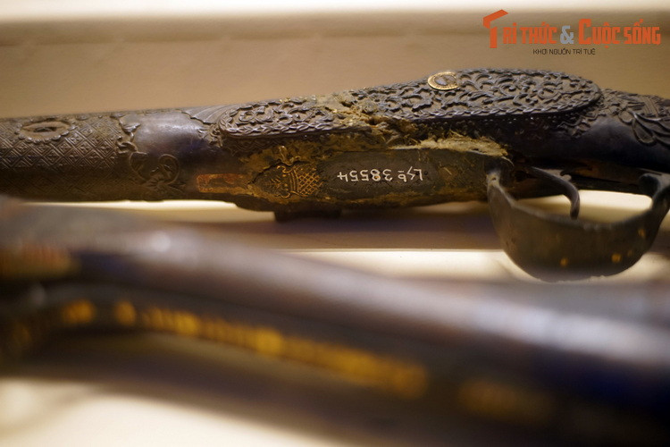 Ở khẩu súng của vua Tự Đức, các họa tiết vàng đã bị phai mờ nhiều theo năm tháng. Nét chạm khắc trên các chi tiết gỗ của khẩu súng này có phần hoa mỹ hơn.