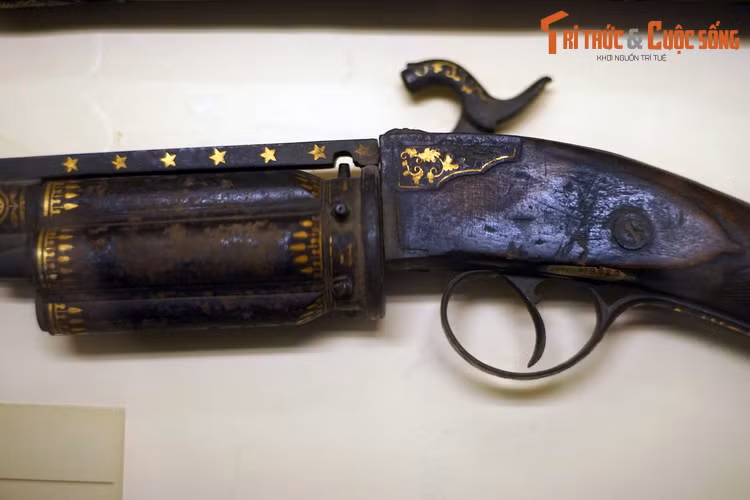 Một trong hai hiện vật này là khẩu súng của vua Minh Mạng, có niên hiệu Minh mạng 12 (năm 1831), được làm từ gỗ và kim loại, nạm vàng.