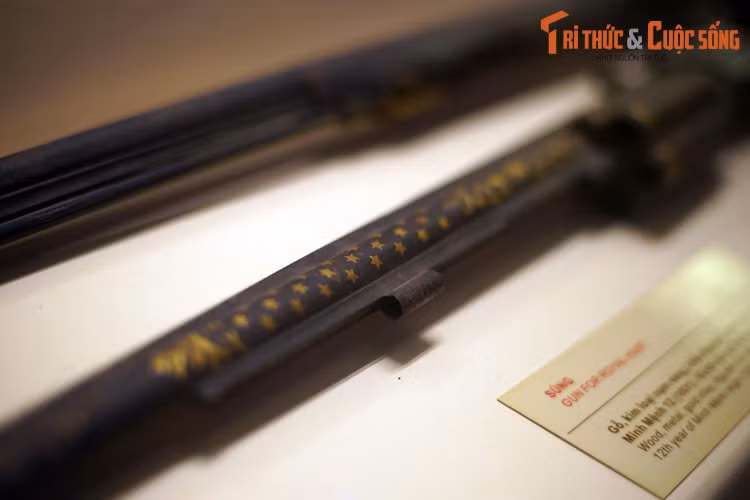 Với ý nghĩa đó, các loại hỏa khí của vua chúa thường được được nạm vàng bạc và chế tác tinh xảo như một tác phẩm nghệ thuật…