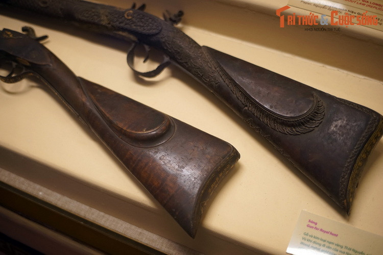 Cả hai khẩu súng có lẽ là hàng nhập ngoại, được vua Minh Mạng và vua Tự Đức dùng cho mục đích săn bắn - hoạt động thư giãn được ưa chuộng của giới đế vương, quý tộc xưa.