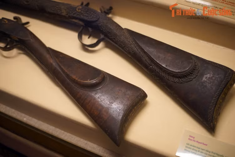Cả hai khẩu súng có lẽ là hàng nhập ngoại, được vua Minh Mạng và vua Tự Đức dùng cho mục đích săn bắn - hoạt động thư giãn được ưa chuộng của giới đế vương, quý tộc xưa.