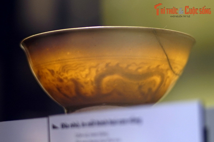 Hai chiếc bát sứ này là minh chứng cho trình độ phát triển cao của kỹ nghệ sản xuất gốm sứ Đại Việt thời Lê sơ. Nguyên liệu của bát là cao lanh có độ tinh khiết cao, được nung nhiệt độ cao giúp cho sản phẩm có xương rất mỏng mà vẫn đảm bảo độ bền và thấu quang.