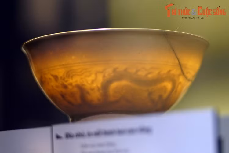 Hai chiếc bát sứ này là minh chứng cho trình độ phát triển cao của kỹ nghệ sản xuất gốm sứ Đại Việt thời Lê sơ. Nguyên liệu của bát là cao lanh có độ tinh khiết cao, được nung nhiệt độ cao giúp cho sản phẩm có xương rất mỏng mà vẫn đảm bảo độ bền và thấu quang.