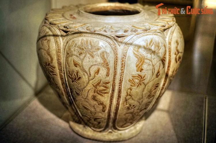 Thống có đường kính miệng 35 cm, đường kính đáy 34 cm, cao 57 cm, dáng tròn mập, hình khối chắc khỏe mang đặc trưng thời Trần. Bề mặt chiếc thống được tráng men hoa nâu, loại men chủ đạo của dòng gốm bản địa Việt trong hai triều đại Lý – Trần.