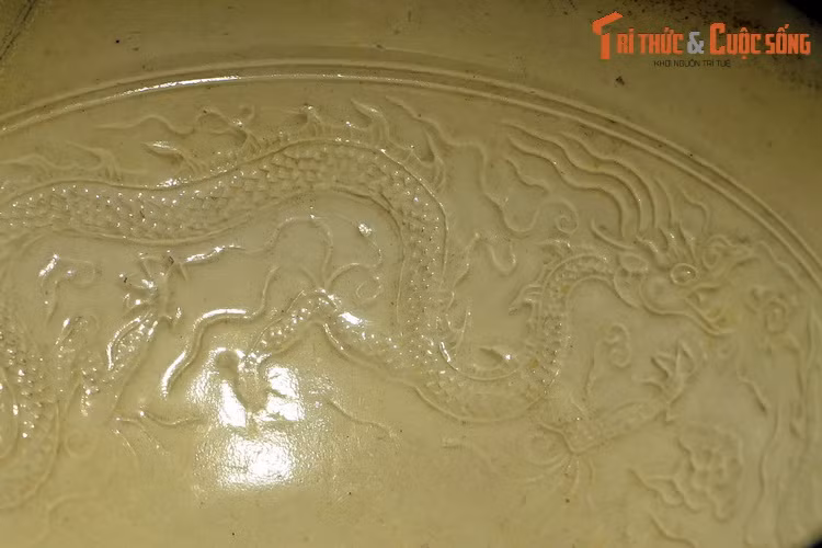 Cấu trúc, đề tài và kỹ thuật trang trí hoa văn trên hai chiếc bát giống nhau gần như hoàn toàn. Hoa văn được trang trí trong lòng bát, với đồ án chính hình rồng. Giữa lòng bát in nổi một chữ “Quan”. Đôi rồng được thể hiện trong tư thế đang bay lượn trong mây tạo thành hình vòng tròn.