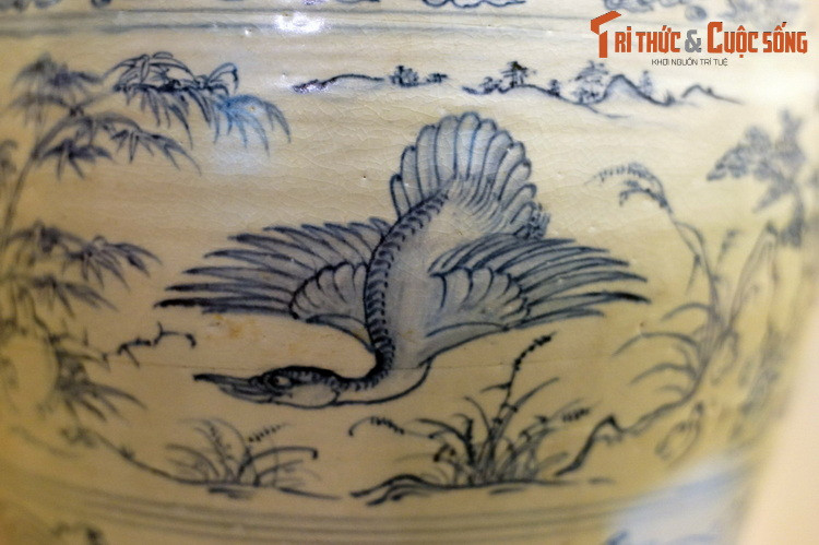 Bố phía của thân bình có hình bốn chim thiên nga với các tư thế bay đậu khác nhau. Đề tài trang trí ở chiếc bình đã thoát ra khỏi khuôn mẫu của đề tài kinh điển được thể hiện mang tính phóng khoáng, sáng tạo, đậm yếu tố dân gian, truyền thống vùng đồng bằng châu thổ Bắc Bộ.