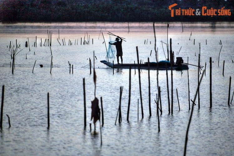 Chuyện kể rằng, vào thời xa xưa, Chúa Hổ do hận vua Thuỷ tề không gả con gái cho mình nên đã sai đàn chim trời quắp đá đến lấp đầm.
