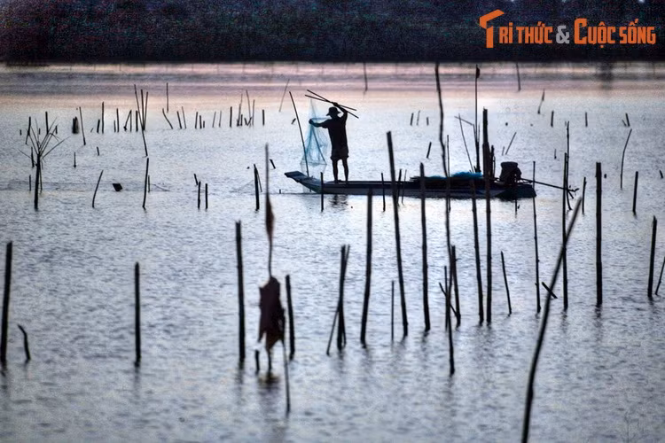 Chuyện kể rằng, vào thời xa xưa, Chúa Hổ do hận vua Thuỷ tề không gả con gái cho mình nên đã sai đàn chim trời quắp đá đến lấp đầm.