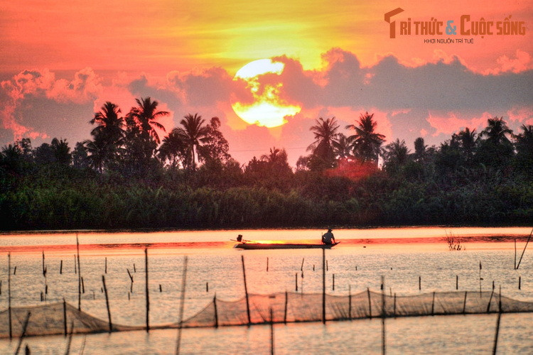 Đầm nước rộng mênh mông này cũng là một danh thắng của mảnh đất cực Nam, được mô tả như một bức tranh thuỷ mặc thơ mộng và hữu tình, nhất là vào mỗi buổi sáng và chiều tà...