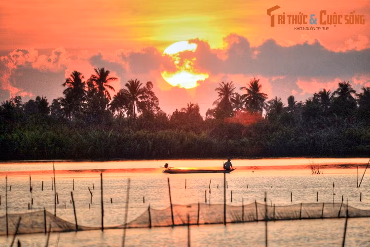Đầm nước rộng mênh mông này cũng là một danh thắng của mảnh đất cực Nam, được mô tả như một bức tranh thuỷ mặc thơ mộng và hữu tình, nhất là vào mỗi buổi sáng và chiều tà...
