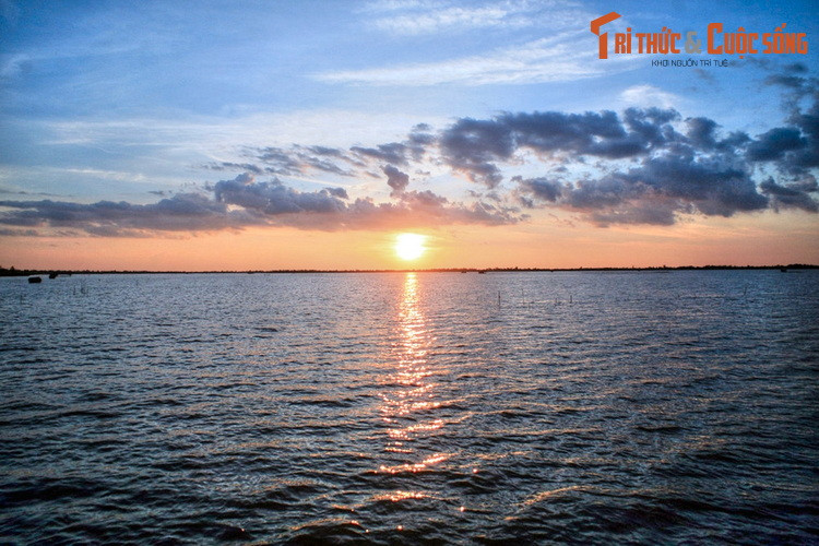 Rộng gần 2 km và dài tới hơn 10 km, đầm Thị Tường (huyện Phú Tân và Trần Văn Thời, tỉnh Cà Mau) là đầm nước tự nhiên lớn nhất đồng bằng sông Cửu Long. Nơi đây thường được mệnh danh là “biển Hồ giữa đồng bằng” của mảnh đất Nam Bộ.