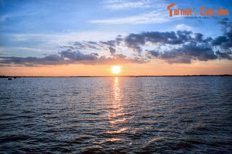 Rộng gần 2 km và dài tới hơn 10 km, đầm Thị Tường (huyện Phú Tân và Trần Văn Thời, tỉnh Cà Mau) là đầm nước tự nhiên lớn nhất đồng bằng sông Cửu Long. Nơi đây thường được mệnh danh là “biển Hồ giữa đồng bằng” của mảnh đất Nam Bộ.