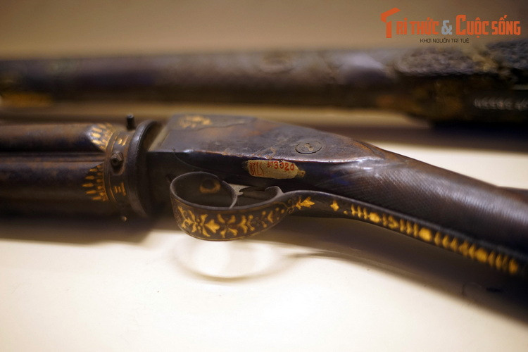 Trong hai khẩu súng, khẩu của vua Minh Mạng được bảo quản tốt, vẫn giữ được các họa tiết trang trí bằng vàng rất tinh tế.