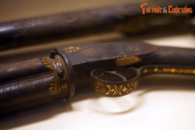 Khi được đưa vào trong cung đình, chúng không còn đơn thần là một thứ vũ khí mà mang thêm những ý nghĩa tinh thần to lớn, được sử dụng như một biểu trưng của quyền uy.