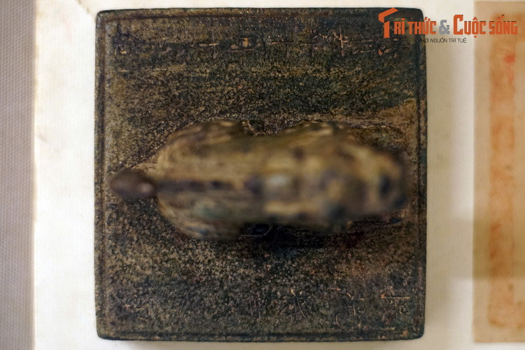 Bên phải ghi thời gian chế tạo: "Hồng Thuận lục niên thập nhất nguyệt thập lục nhật tạo", nghĩa là ấn được đúc ngày 16 tháng 11 năm Hồng Thuận thứ 6 (năm 1515), đời vua Lê Tương Dực thời Lê sơ.