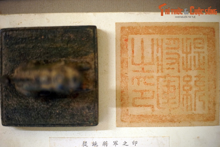 Mặt ấn hình vuông đúc nổi 6 triện “Đề thống tướng quân chi ấn”.