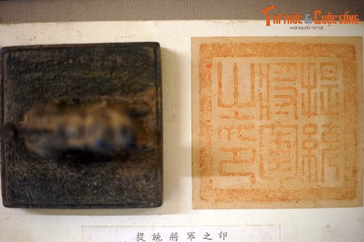 Mặt ấn hình vuông đúc nổi 6 triện “Đề thống tướng quân chi ấn”.